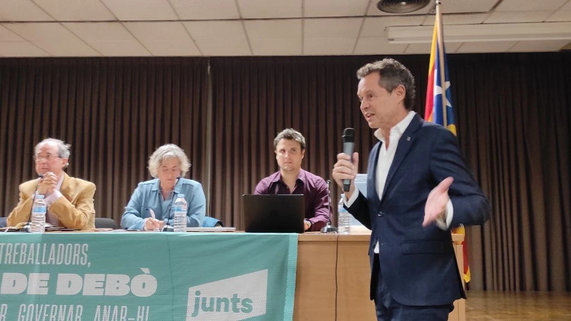 El concejal de Junts en Sabadell (Barcelona), Lluís Mata, en la asamblea celebrada el martes REMITIDA / HANDOUT por JUNTS PER SABADELL Fotografía remitida a medios de comunicación exclusivamente para ilustrar la noticia a la que hace referencia la imagen, y citando la procedencia de la imagen en la firma 12/11/2025