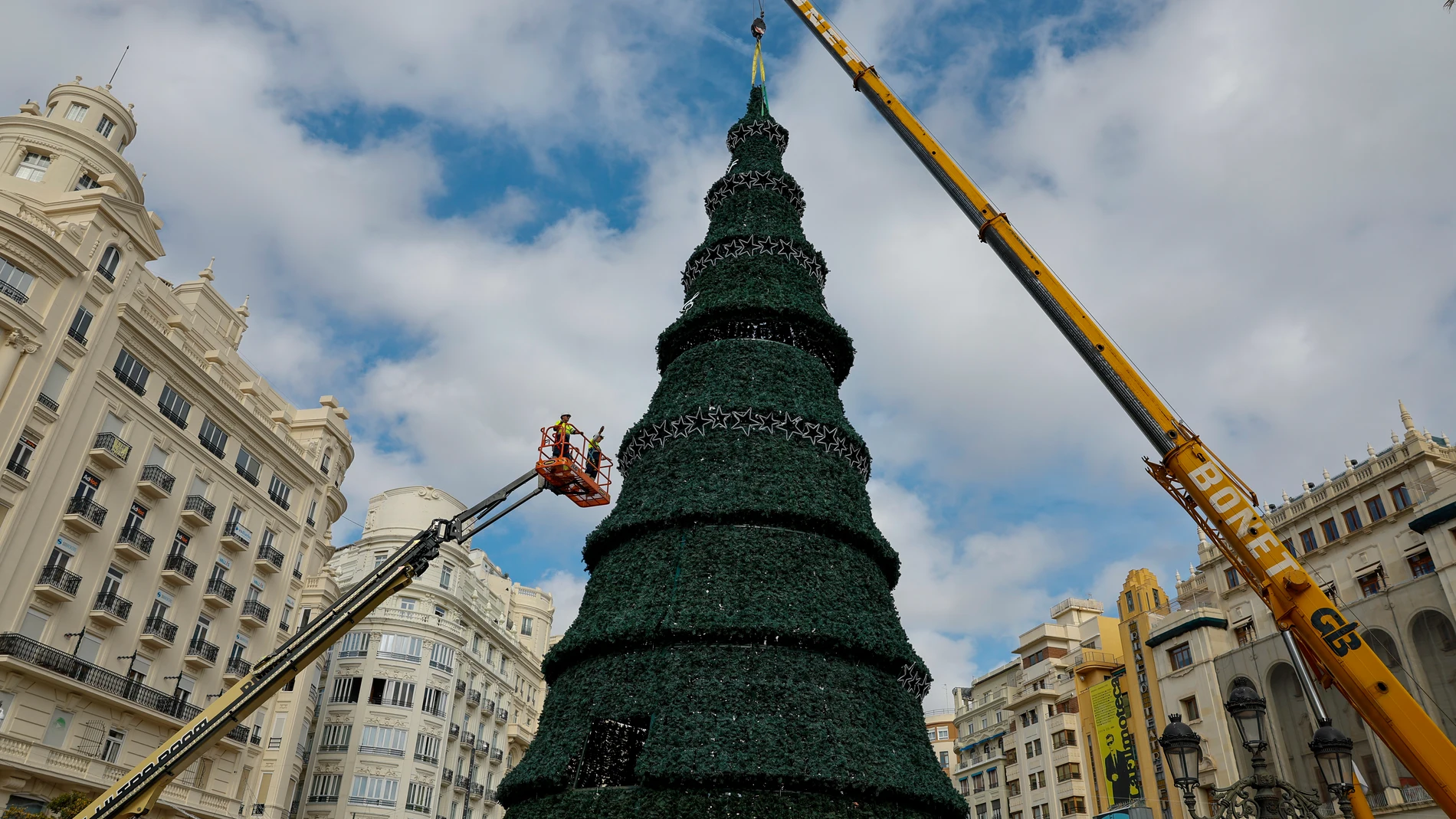 GRAFCVA329. VALENCIA, 12/11/2025.-G Vista general del montaje del árbol de Navidad municipal en la plaza del ayuntamiento durante este miércoles. EFE/Ana Escobar