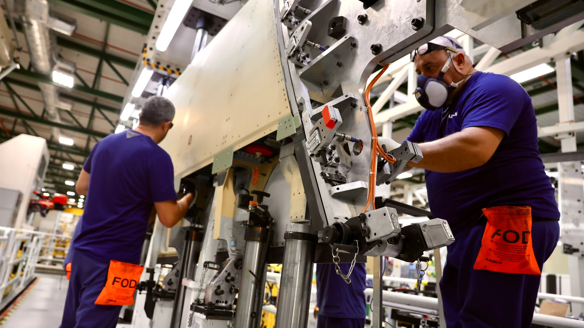Operarios trabajando en la nueva línea de producción del A350 de la Planta de Airbus en El Puerto de Santa María (Cádiz) 12 de noviembre de 2025, en El Puerto de Santa María, Cádiz (Andalucía, España). Airbus da un paso mas en su proyecto de consolidar toda su actividad en una única planta dentro de la provincia de Cádiz, ubicada en El Puerto de Santa María. En concreto, en esta ocasión, la compañía quiere presentar la adecuación de su nueva línea de producción del A350, donde se fabricarán l...