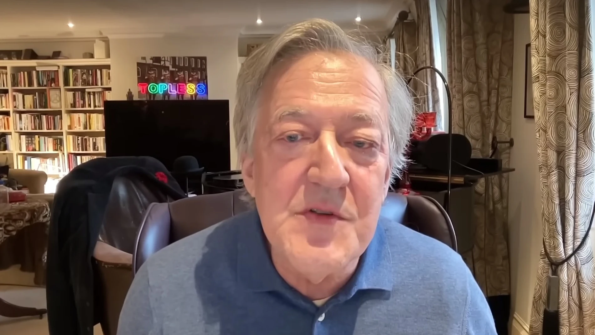 Stephen Fry durante su intervención en BBC News hablando acerca de la IA