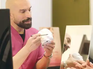 “Detrás de cada trasplante hay una historia y una persona que confía en ti. Cuando se olvida eso, se pierde el sentido de lo que significa ser médico" “Detrás de cada trasplante hay una historia y una persona que confía en ti. Cuando se olvida eso, se pierde el sentido de lo que significa ser médico"