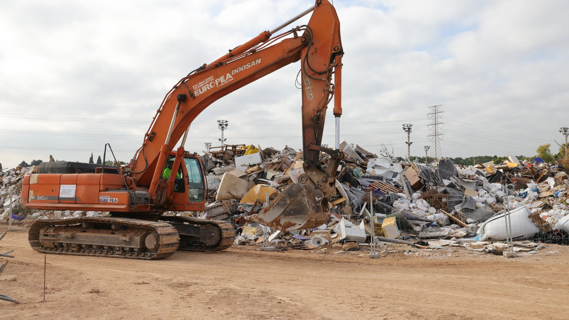 La titánica tarea de retirar residuos tras la dana