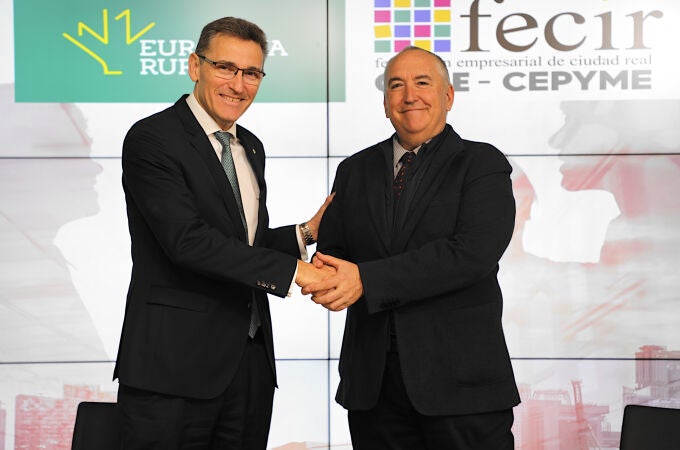 El director general de Eurocaja Rural, Víctor Manuel Martín López, y el presidente de la Federación Empresarial de Ciudad Real (FECIR), Carlos Marín de la Rubia