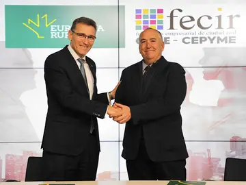 El director general de Eurocaja Rural, Víctor Manuel Martín López, y el presidente de la Federación Empresarial de Ciudad Real (FECIR), Carlos Marín de la Rubia El director general de Eurocaja Rural, Víctor Manuel Martín López, y el presidente de la Federación Empresarial de Ciudad Real (FECIR), Carlos Marín de la Rubia