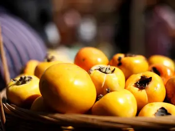 Beneficios de los caquis: por qué deberías comer esta fruta ahora que es su temporada Beneficios de los caquis: por qué deberías comer esta fruta ahora que es su temporada