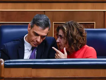 Comparecencia de Pedro Sánchez MADRID, 12/11/2025.- El presidente del Gobierno, Pedro Sánchez y la vicepresidenta primera y ministra de Hacienda, María Jesús, durante el pleno que celebra este miércoles el Congreso, ante el que comparece Sánchez para informar de las últimas cumbres internacionales. EFE/ J.J.Guillen