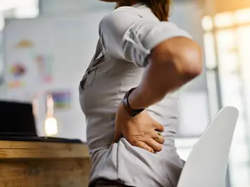 En caso de dolor, es recomendable hacer pilates, yoga, nadar o caminar regularmente En caso de dolor, es recomendable hacer pilates, yoga, nadar o caminar regularmente