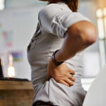 En caso de dolor, es recomendable hacer pilates, yoga, nadar o caminar regularmente En caso de dolor, es recomendable hacer pilates, yoga, nadar o caminar regularmente