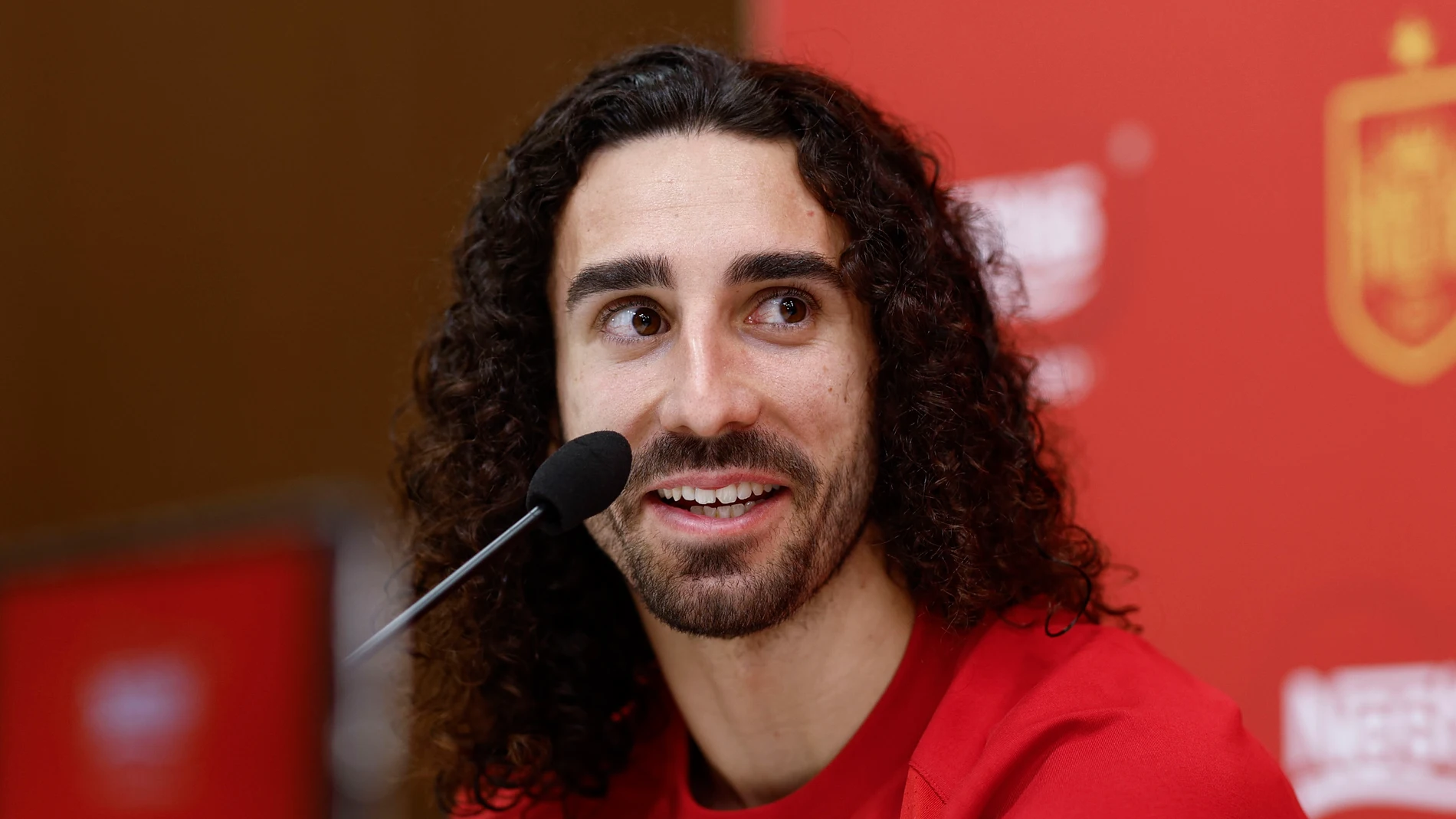 LAS ROZAS (CA MADRID), 12/11/2025.- El defensa de la Selección Española de Fútbol, Marc Cucurella durante la rueda de prensa ofrecida este miércoles en la Ciudad Deportiva de Las Rozas, con motivo de la firma de un acuerdo de patrocinio. EFE/ Rodrigo Jimenez