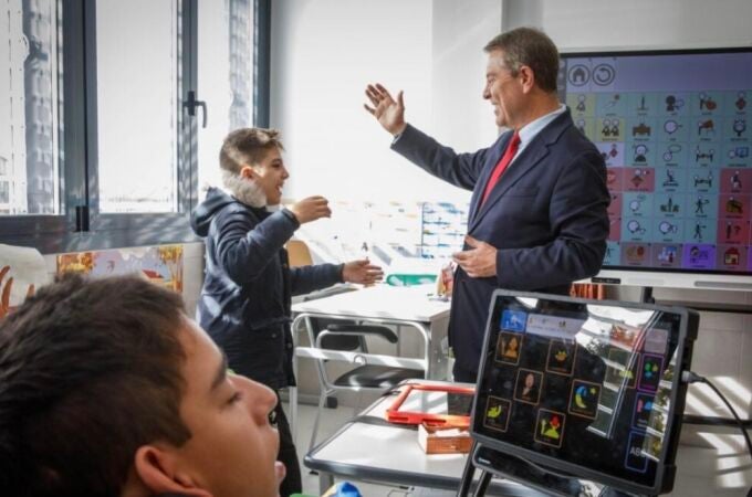 El presidente de Castilla-La Mancha, Emiliano García-Page, en la inauguración del nuevo edificio para el Colegio Público de Educación Especial ‘Cruz de Mayo’, en Hellín
