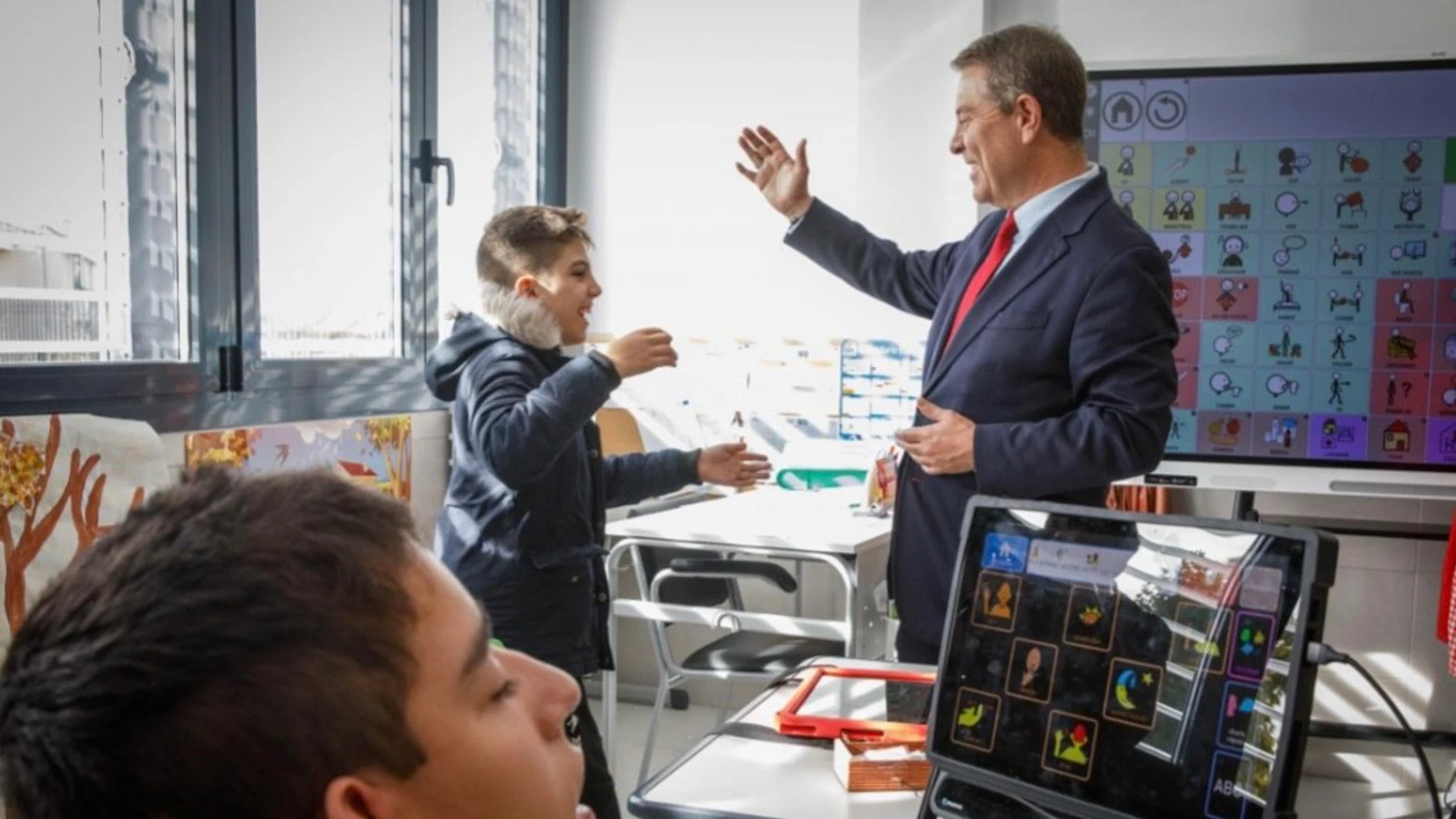 El presidente de Castilla-La Mancha, Emiliano García-Page, en la inauguración del nuevo edificio para el Colegio Público de Educación Especial ‘Cruz de Mayo’, en Hellín
