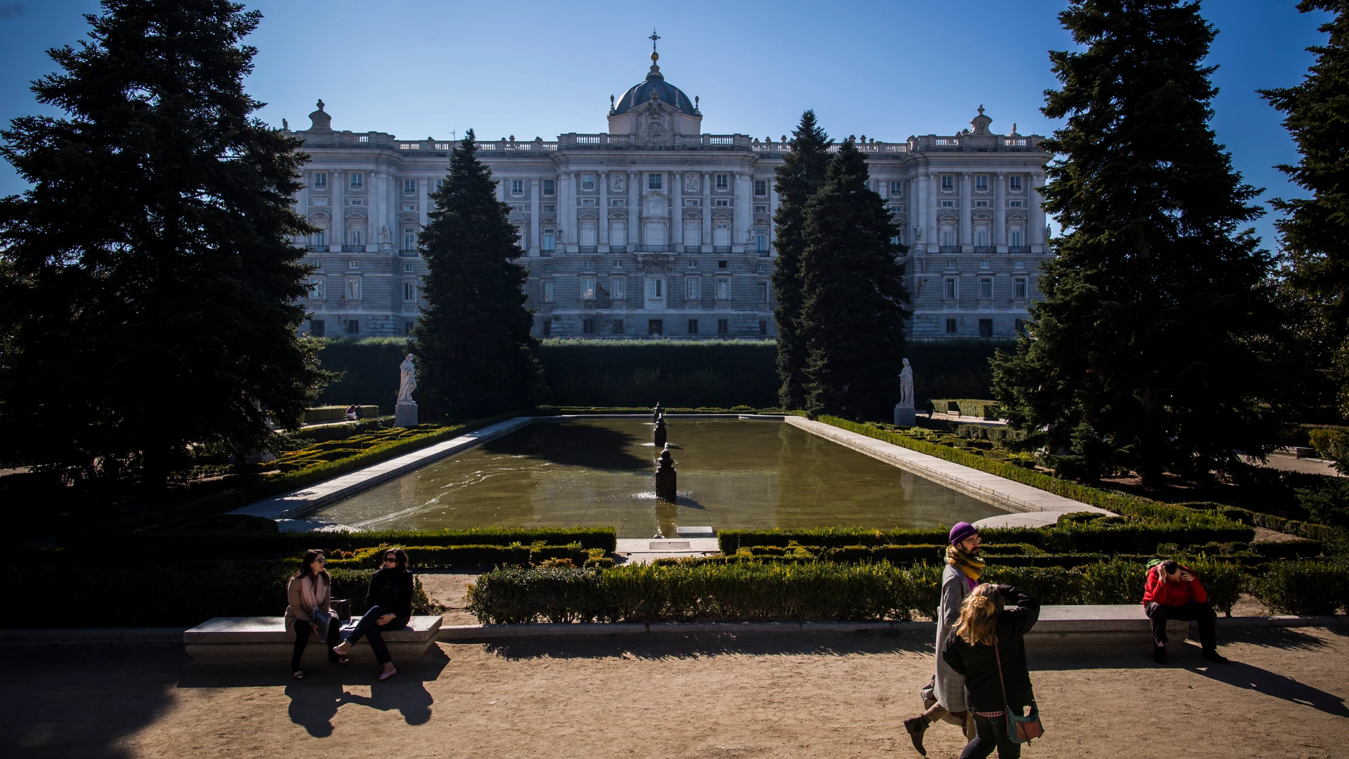 Varios jóvenes pasean en los Jardines de Sabatini, junto al Palacio Real