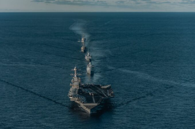 El portaaviones USS Gerald R. Ford navega en formación con la fragata danesa Niels Jeul, la fragata francesa FS Bretagne y los destructores de misiles guiados USS Mahan y USS Winston S. Churchill 
