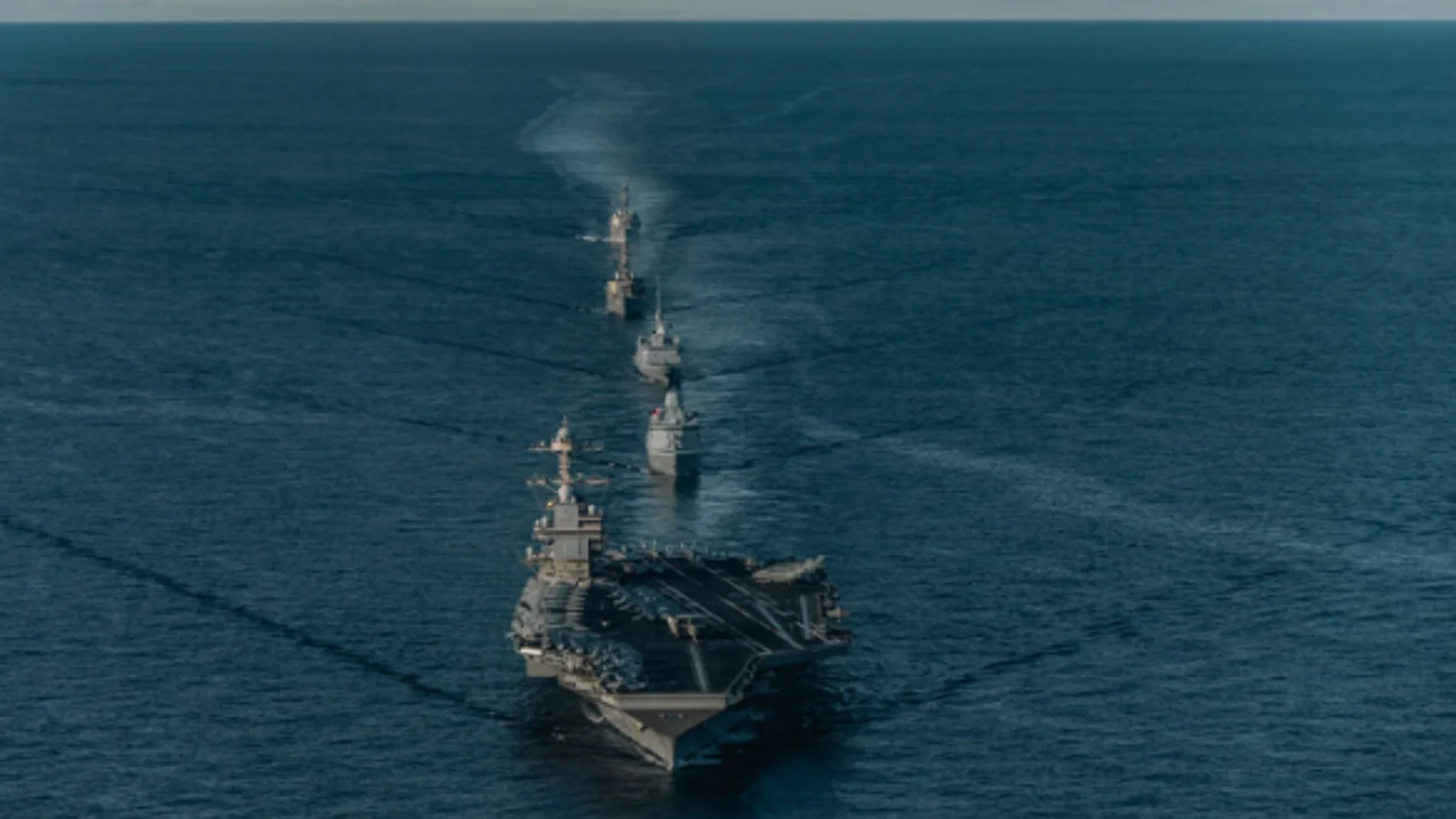 El portaaviones USS Gerald R. Ford navega en formación con la fragata danesa Niels Jeul, la fragata francesa FS Bretagne y los destructores de misiles guiados USS Mahan y USS Winston S. Churchill
