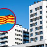 Imagen de unos pisos y una bandera de Cataluña