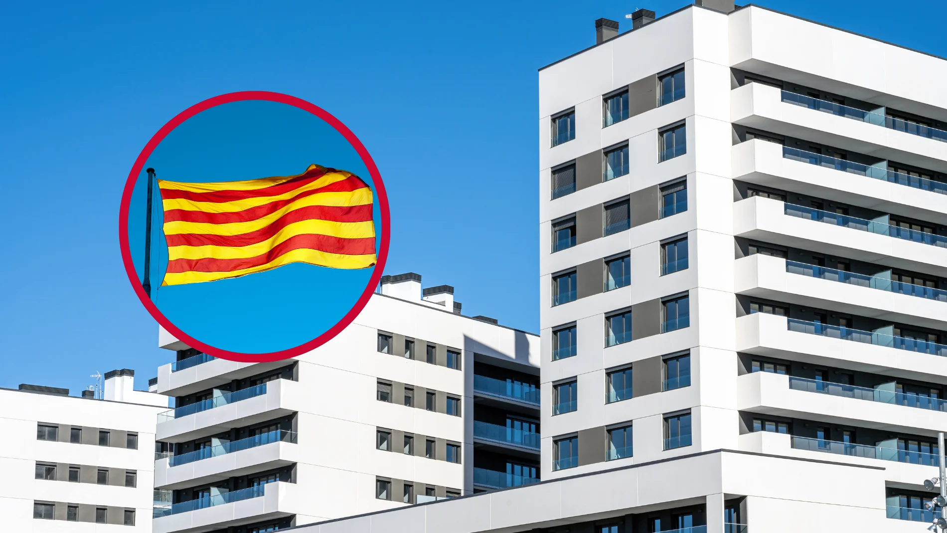 Imagen de unos pisos y una bandera de Cataluña