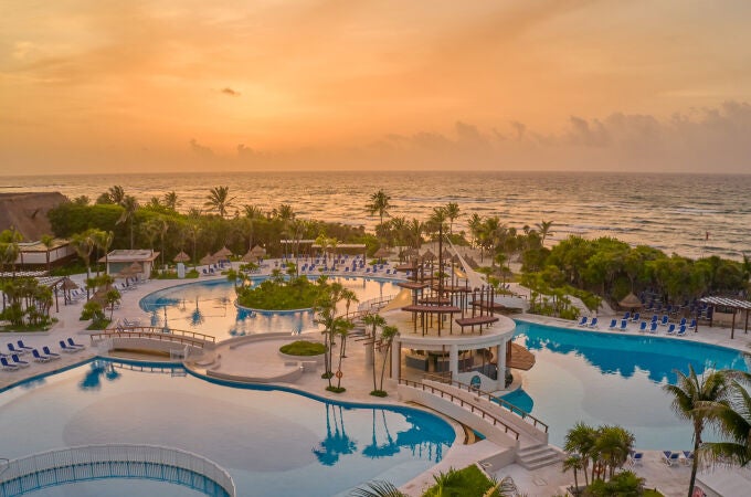Panorámica de la piscina del hotel Bahía Príncipe Grand Tulum, México Panorámica de la piscina del hotel Bahía Príncipe Grand Tulum, México