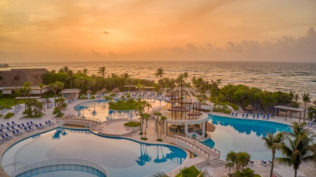 Panorámica de la piscina del hotel Bahía Príncipe Grand Tulum, México
