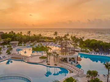 Panorámica de la piscina del hotel Bahía Príncipe Grand Tulum, México Panorámica de la piscina del hotel Bahía Príncipe Grand Tulum, México