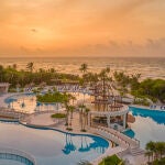 Panorámica de la piscina del hotel Bahía Príncipe Grand Tulum, México