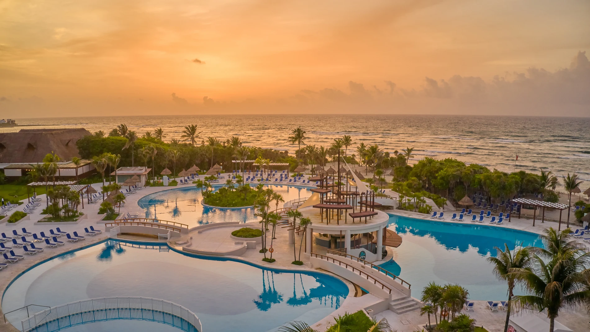 Panorámica de la piscina del hotel Bahía Príncipe Grand Tulum, México