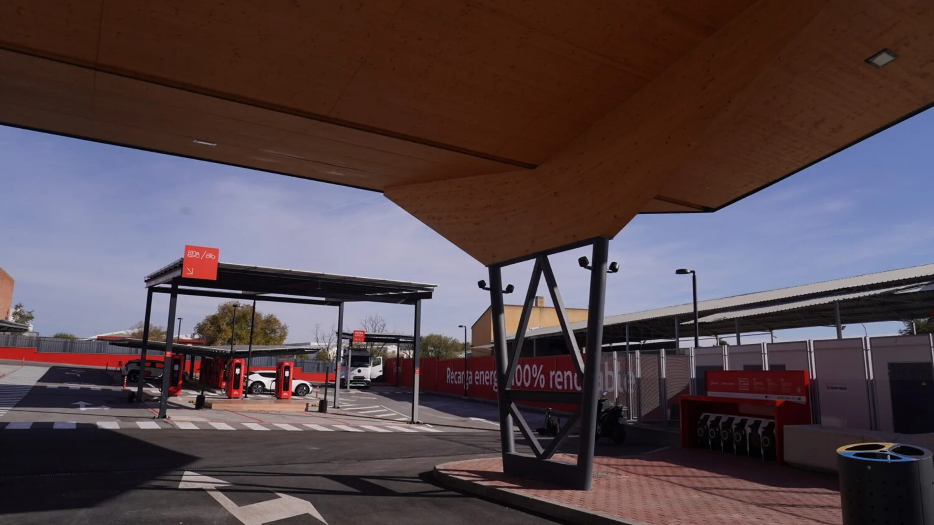 La estación utiliza energía 100 % renovable certificada en todas las recargas