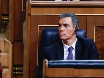 Comparecencia de Pedro Sánchez MADRID, 12/11/2025.- El presidente del Gobierno, Pedro Sánchez, escucha la intervención de la portavoz de Junts durante el pleno que celebra este miércoles el Congreso, ante el que comparece Sánchez para informar de las últimas cumbres internacionales. EFE/ J.J.Guillen