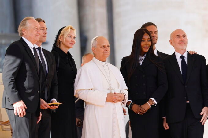 El Papa León XIV posa con Naomi Campbell