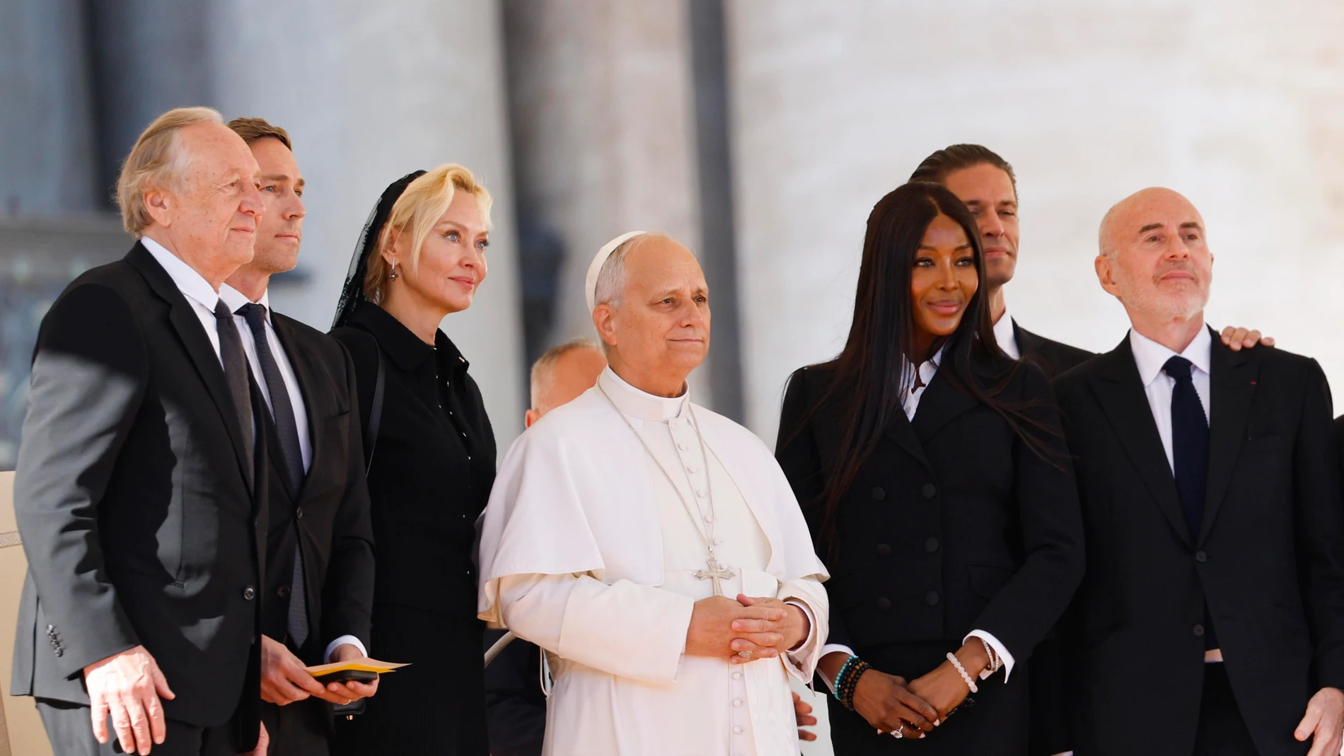 El Papa León XIV posa con Naomi Campbell