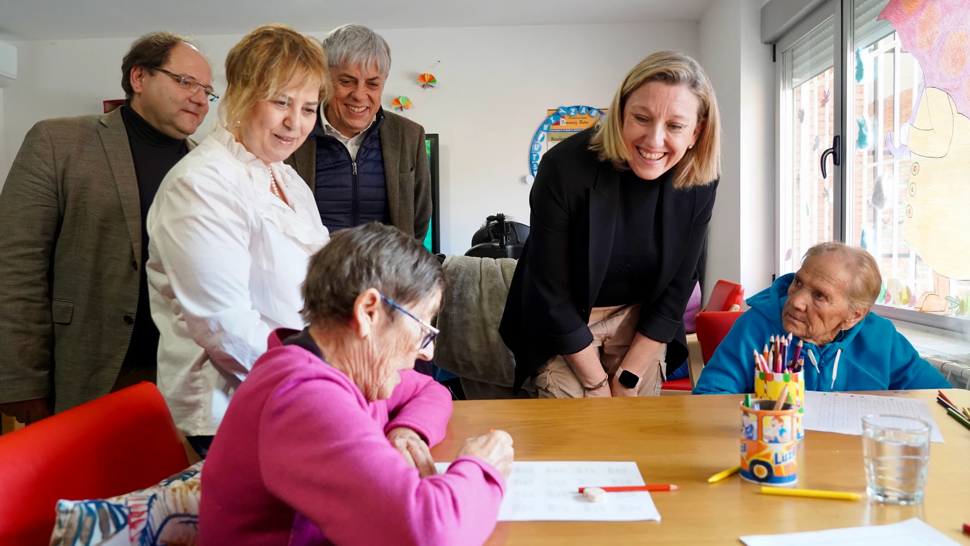 Isabel Blanco durante su visita al Centro de Día "AFA La Bañeza"