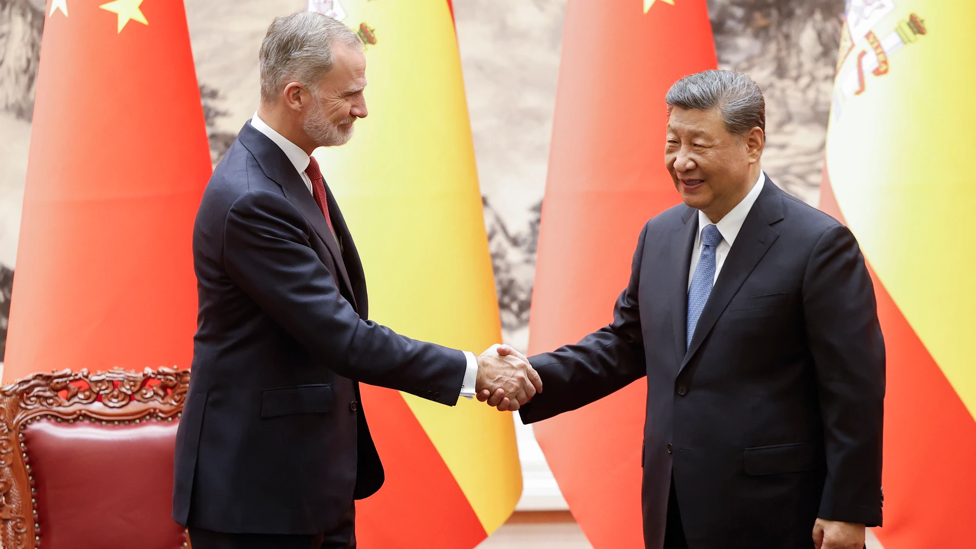 PEKÍN, 12/11/2025.- El rey Felipe VI y el presidente chino, Xi Jinping, al inicio del encuentro bilateral que mantuvieron en Pekín. Ambos destacaron este miércoles la sólida amistad entre España y China y la relación de confianza que se profesan ambos países en la segunda jornada del viaje de Estado de los reyes a China. EFE/ Chema Moya