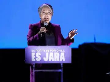 Cierre de campaña presidencial de la candidata Jeannette Jara AME8055. SANTIAGO (CHILE), 11/11/2025.- La candidata a la Presidencia de Chile por el partido Unidad por Chile, Jeannette Jara, habla durante un evento de cierre de campaña de la candidata a la Presidencia de Chile Jeannette Jara este martes, en Santiago (Chile). EFE/ Elvis González