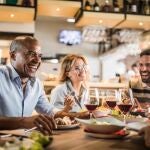 Cómo vestir bien en la cena de empresa sin parecer que vas de boda: tres tipos de zapatos clave para acertar Cómo vestir bien en la cena de empresa sin parecer que vas de boda: tres tipos de zapatos clave para acertar