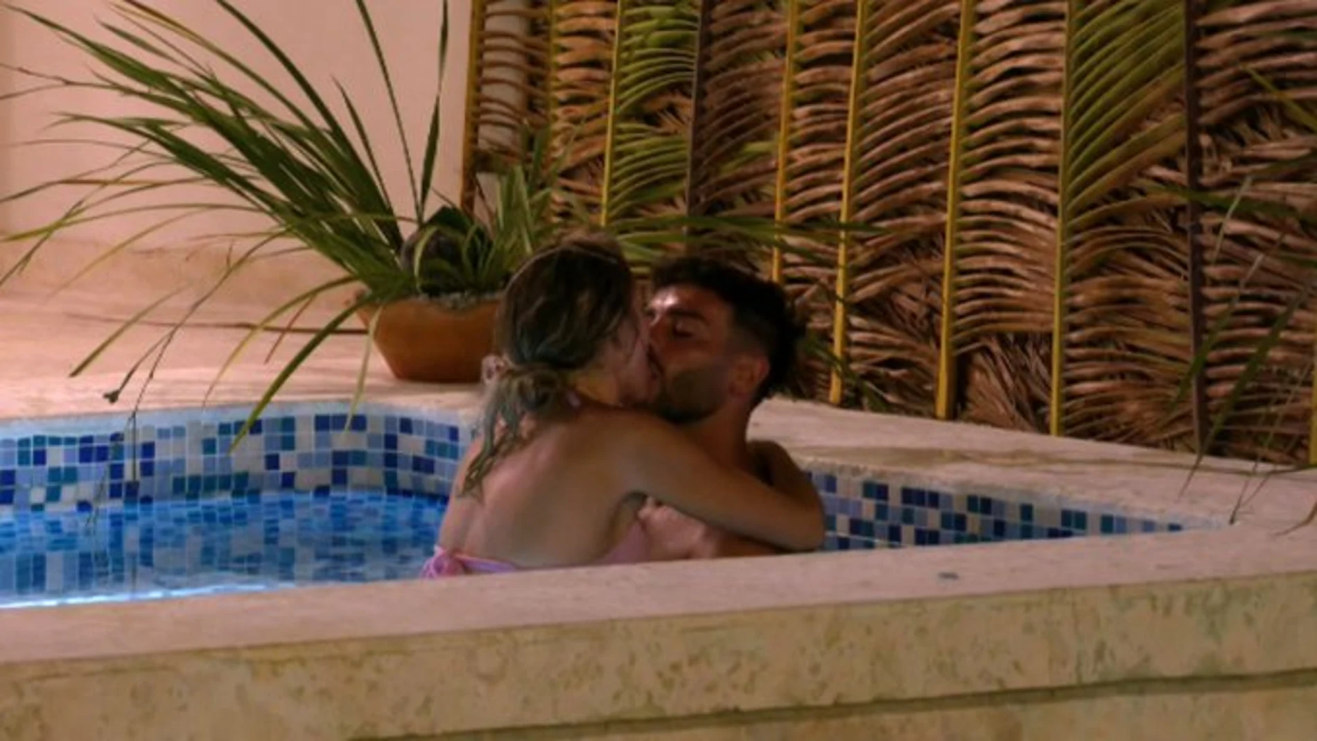 Claudia y Gerard se besam apasionadamente en 'La isla de las tentaciones 9'