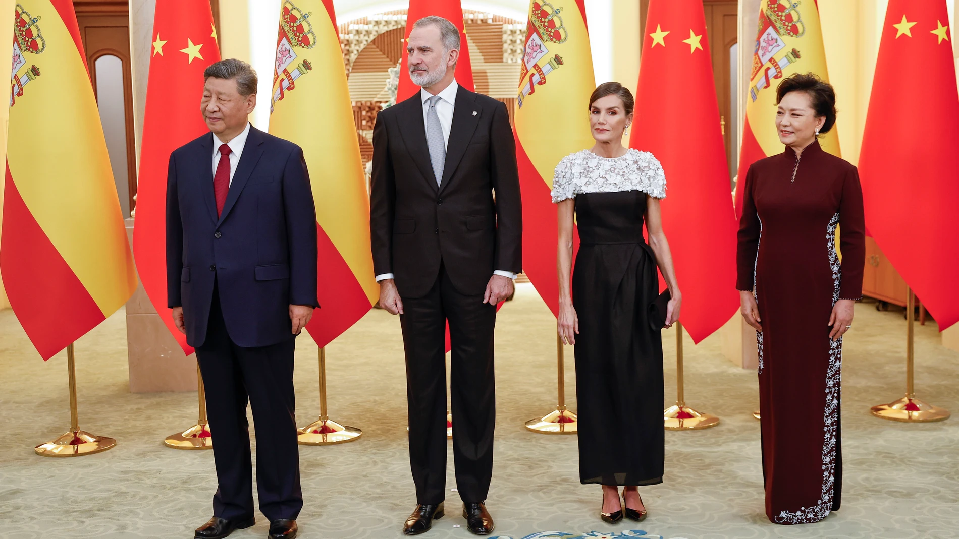 PEKÍN, 12/11/2025.- Los reyes de España, Felipe VI y Letizia, a su llegada a la cena de gala ofrecida por el presidente chino, Xi Jinping (i) y la primera dama, Peng Liyuan (d), dentro de los actos de la segunda jornada del viaje de Estado de los reyes a China. EFE/ Chema Moya