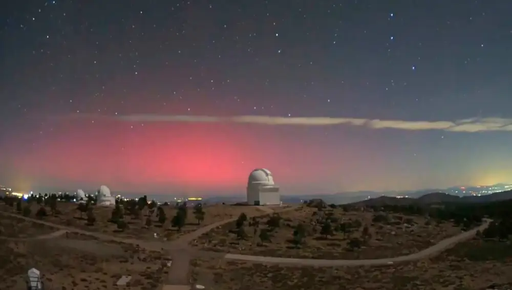 Una aurora boreal tiñe de rojo el cielo de Calar Alto, en Almería, tras la tormenta solar