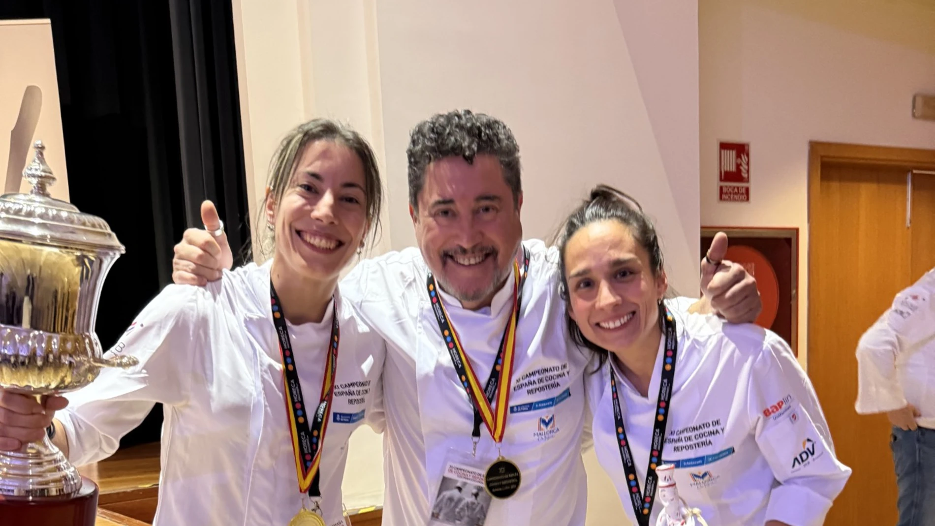 La salmantina Sara Cámara, campeona en la modalidad de repostería en el XI Campeonato Nacional de Cocina, junto al resto de reposteros de Castilla y León