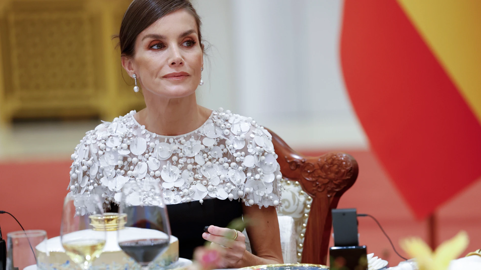 PEKÍN, 12/11/2025.- La reina Letizia, durante la cena de gala ofrecida por el presidente chino, Xi Jinping y la primera dama, Peng Liyuan, dentro de los actos de la segunda jornada del viaje de Estado de los reyes a China. EFE/ Chema Moya