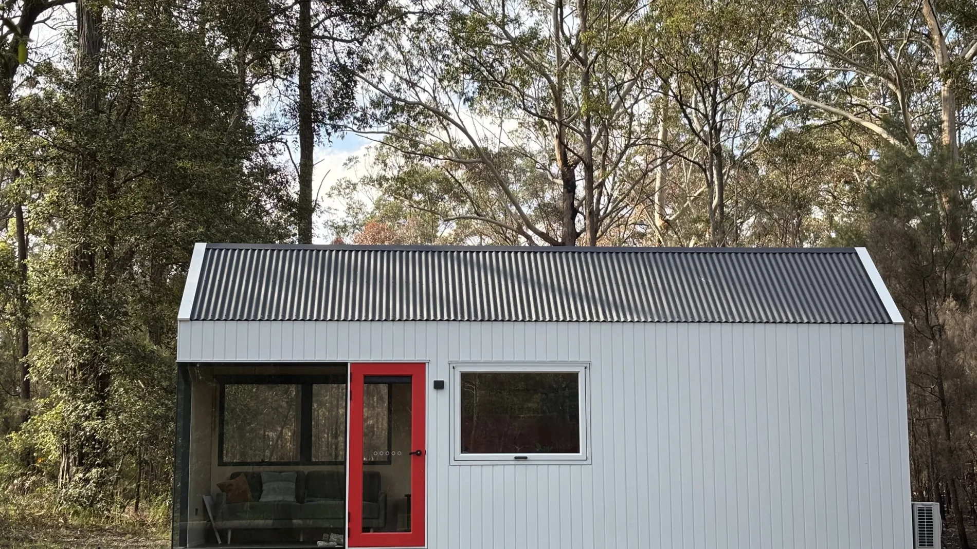 Diminuta pero con encanto, así es la pequeña casa prefabricada que te va a enamorar