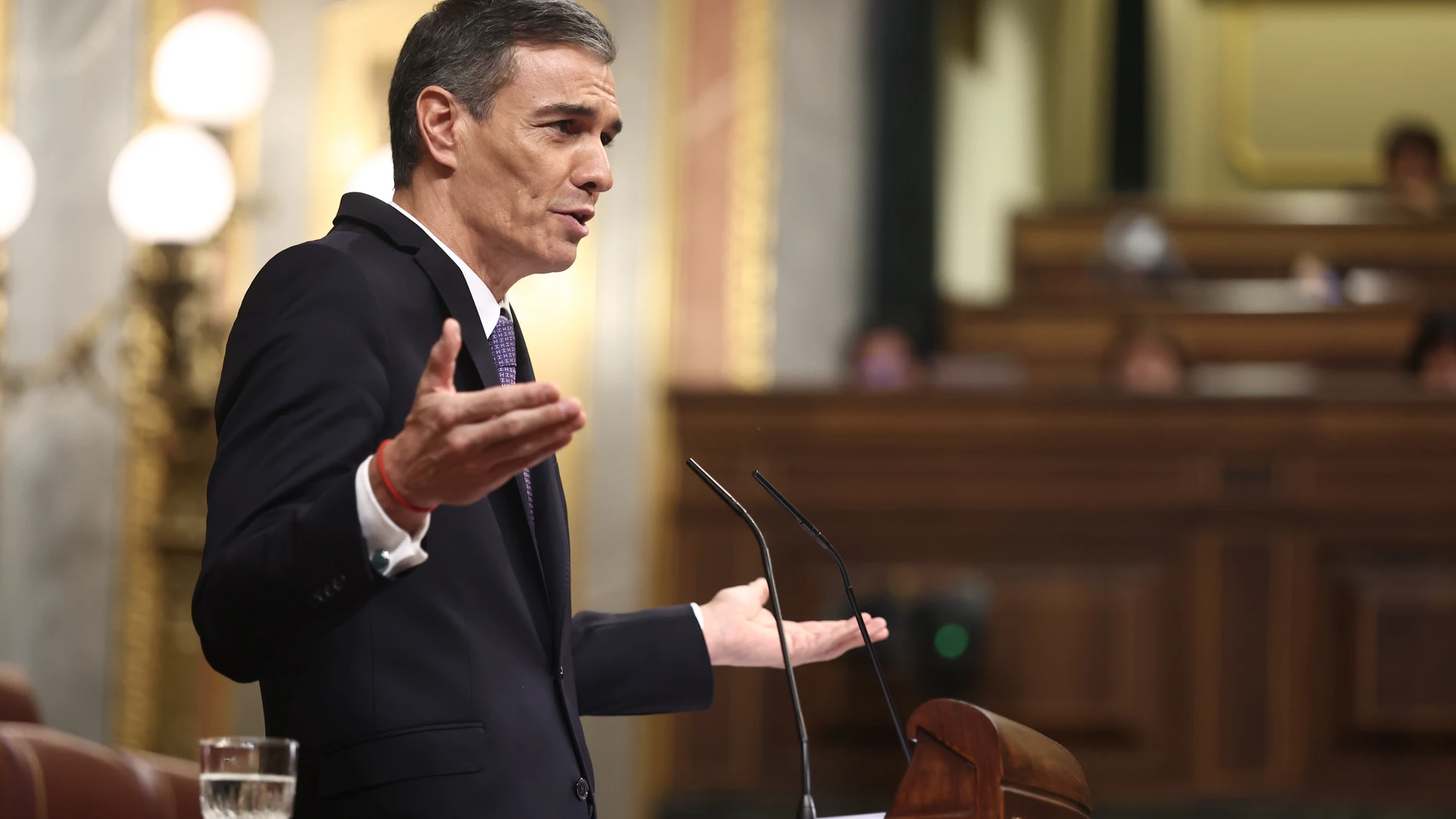 El presidente del Gobierno, Pedro Sánchez, durante una sesión de control al Gobierno, en el Congreso de los Diputados, a 12 de noviembre de 2025, en Madrid (España). Sánchez ha acudido al Congreso para informar sobre los resultados de las últimas cumbres internacionales, la reunión del último Consejo Europeo y la situación de los servicios públicos en España, entre otros asuntos. La sesión se ha visto marcada por la falta de presupuestos para 2026 y el bloqueo de Junts al Gobierno de coalició...