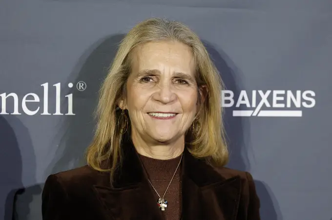 La Infanta Elena rescata el terciopelo marrón (y confirma que vuelve el look clásico de invierno) La Infanta Elena rescata el terciopelo marrón (y confirma que vuelve el look clásico de invierno)