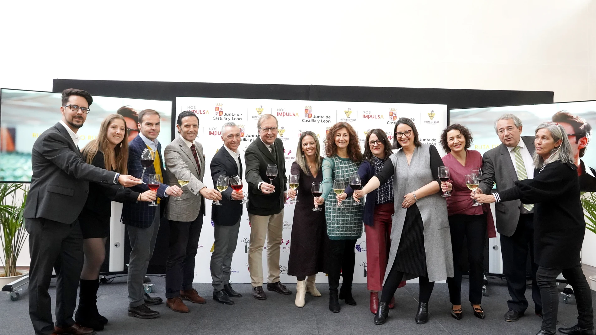 El director general de Turismo de la Junta, Ángel González Pieras (C) junto al presidente de la Asociación de las Rutas del Vino de Castilla y León, Miguel Ángel Gayubo, entre otros representantes, en la presentación del nuevo proyecto de la Asociación de las Rutas del Vino de Castilla y León