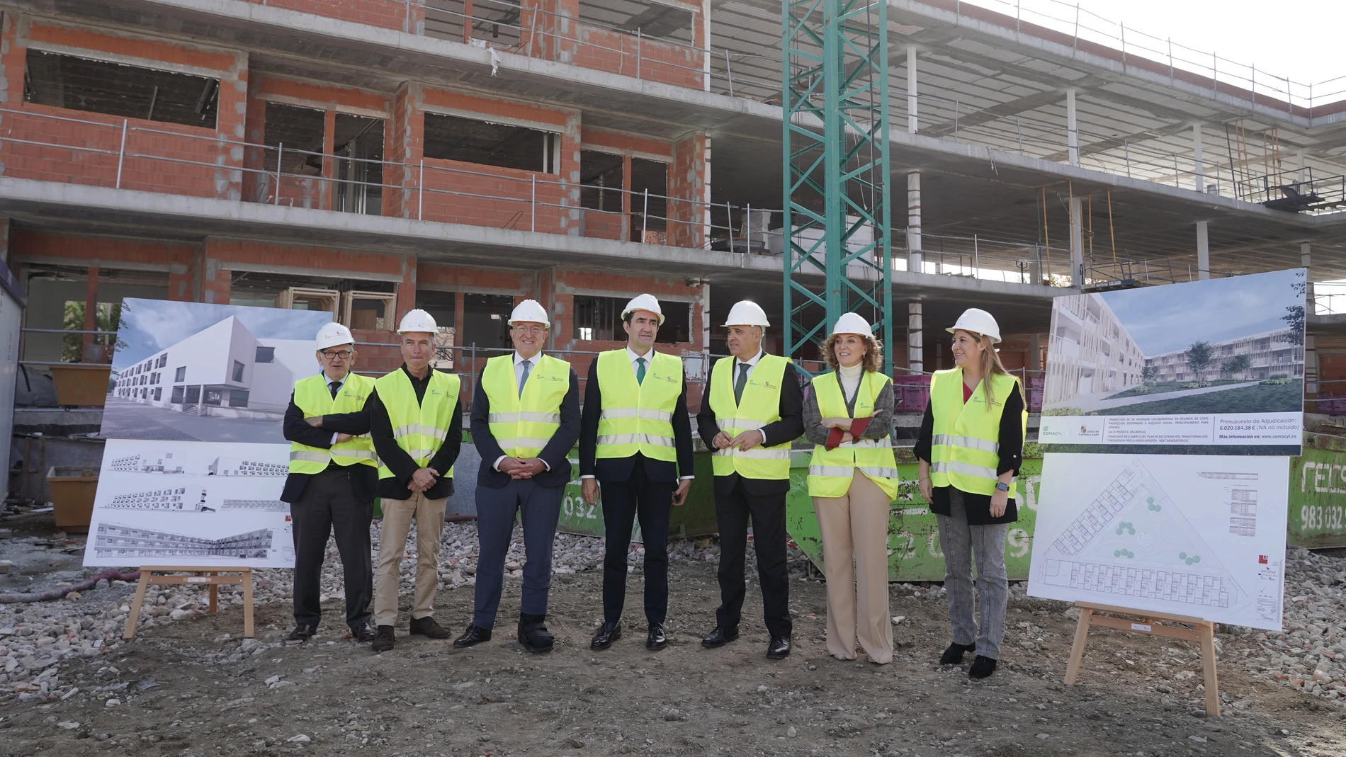 El consejero de Medio Ambiente, Vivienda y Ordenación del Territorio, Juan Carlos Suárez-Quiñones, visita, junto al alcalde de Valladolid, Jesús Julio Carnero, las viviendas colaborativas de alquiler joven de la calle Mieses en Valladolid
