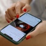 Persona dando un "me gusta" en Instagram