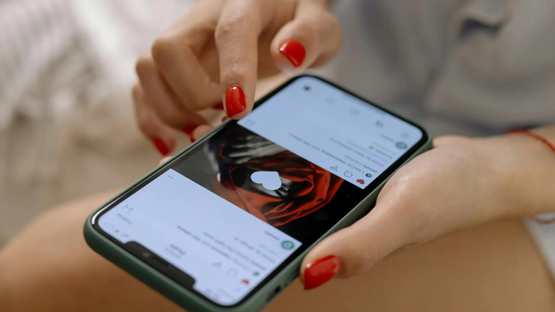 Persona dando un "me gusta" en Instagram
