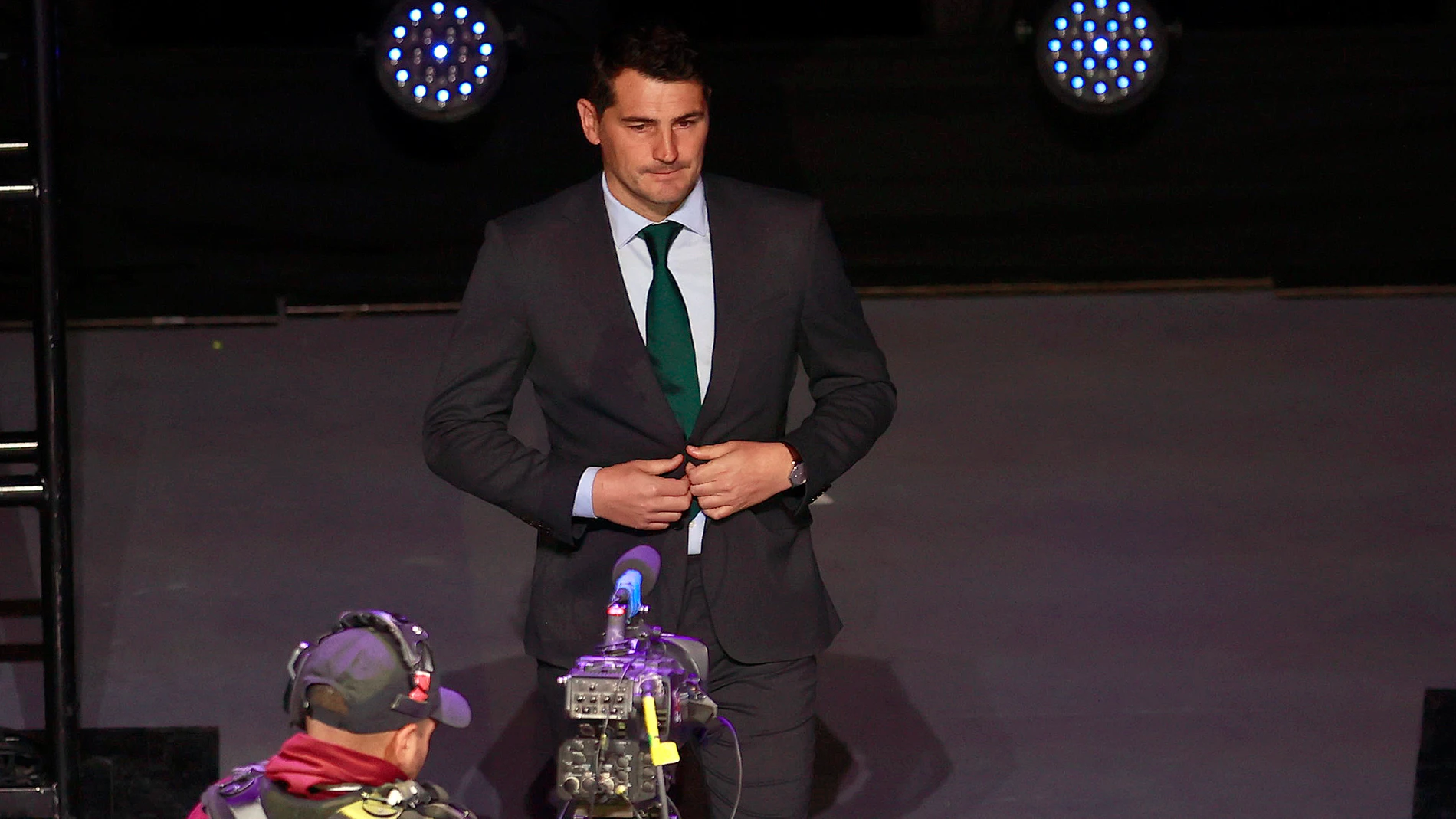 MEX8391. PACHUCA (MÉXICO), 11/11/2025.- El exfutbolista español Iker Casillas asiste a la ceremonia de Investidura del Salón de la Fama del Fútbol Nacional e Internacional 2025 este martes, en el Auditorio Gota de Plata de la ciudad de Pachuca (México). EFE/ David Martínez Pelcastre