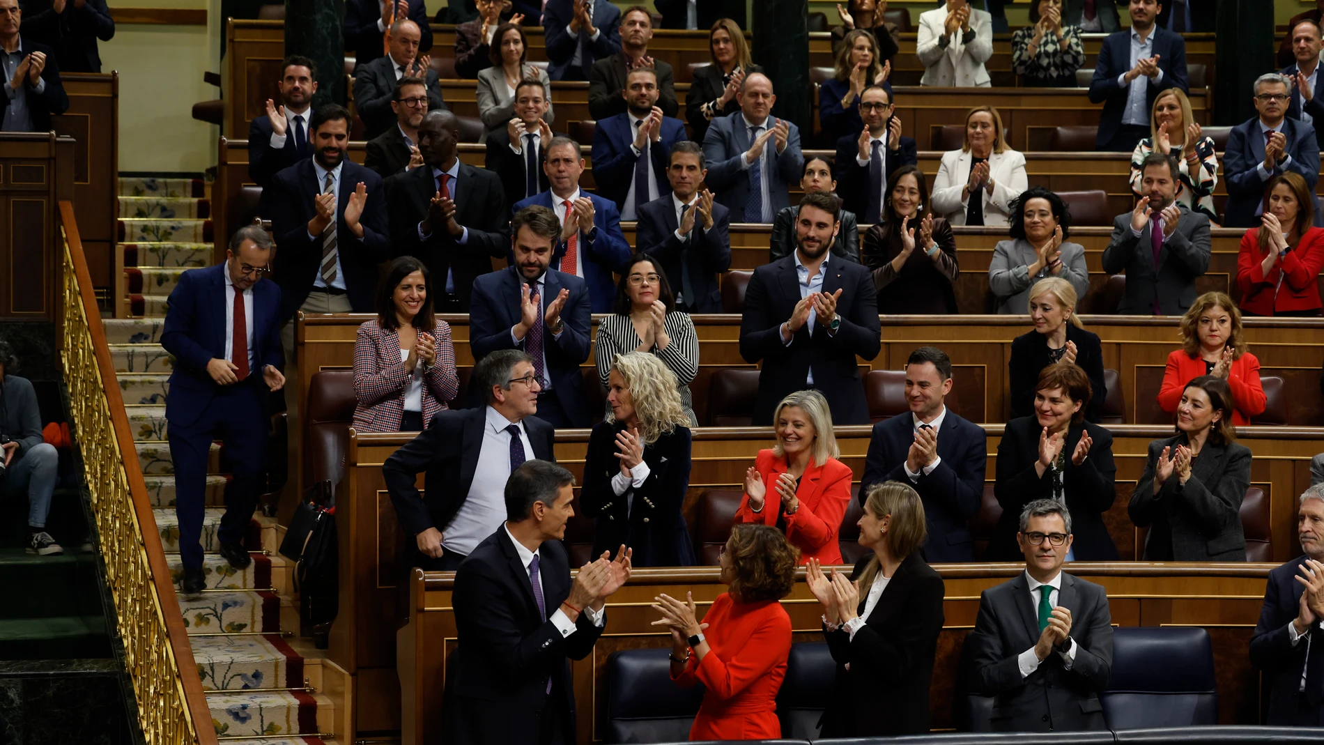 MADRID, 12/11/2025.- La bancada socialista aplaude a Patxi López tras su intervención en el pleno que celebra este miércoles el Congreso, ante el que comparece Pedro Sánchez para informar de las últimas cumbres internacionales. EFE/ J.J.Guillen