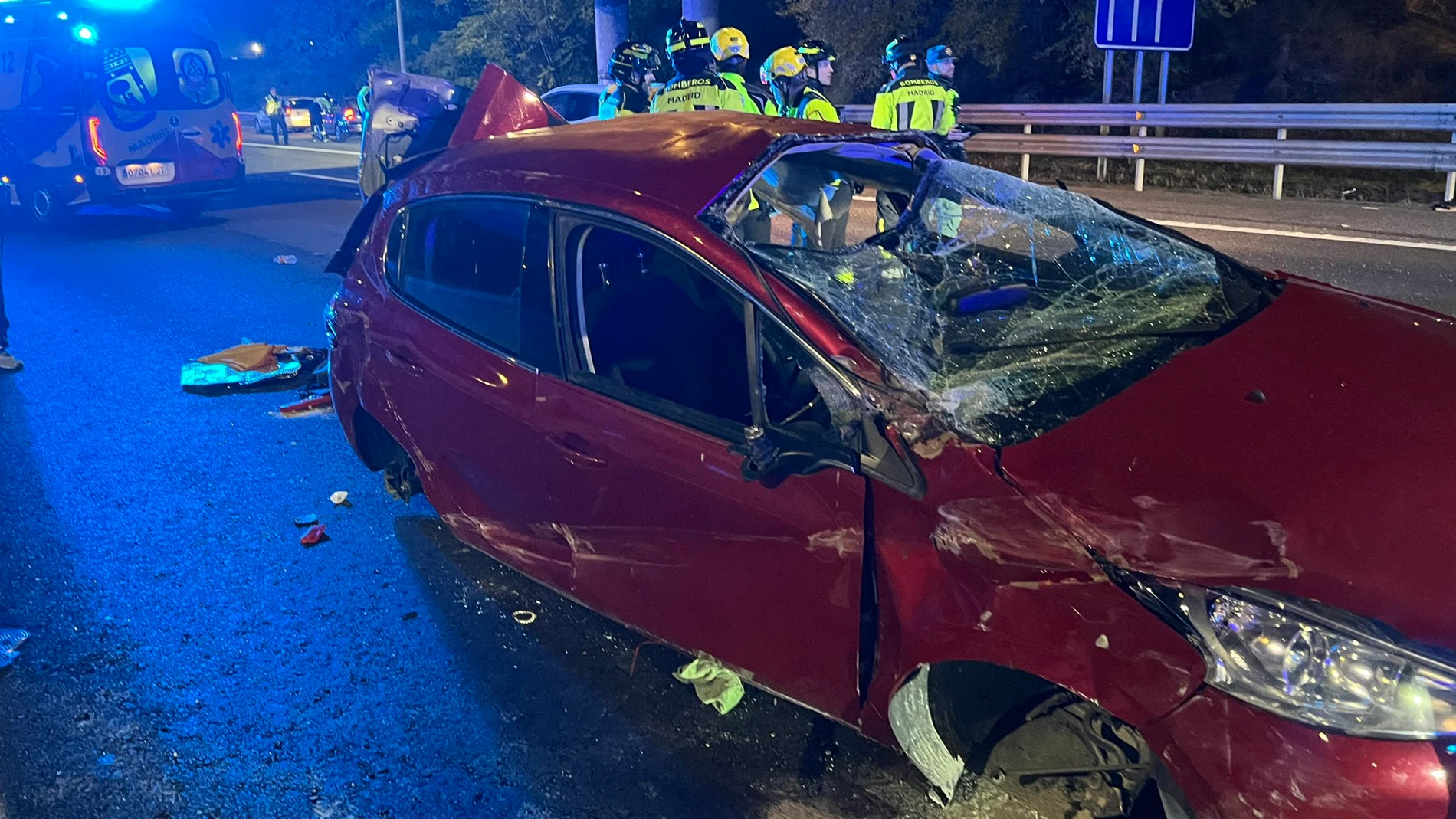 MADRID, 11/11/2025.- Un conductor ha resultado herido potencialmente grave en un accidente de tráfico ocurrido este martes por la noche en la A-42, en sentido entrada en la capital madrileña. Los bomberos tuvieron que rescatar al herido, que tras ser estabilizado fue trasladado al Hospital Doce de Octubre. EFE/Ayuntamiento de Madrid SÓLO USO EDITORIAL, PERMITIDO SU USO SÓLO EN RELACIÓN A LA INFORMACIÓN QUE APARECE EN EL PIE DE FOTO (CRÉDITO OBLIGATORIO)