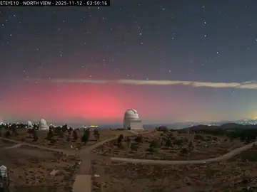Una aurora boreal tiñe de rojo el cielo de Calar Alto, en Almería, tras la tormenta solar Almería, 12/11/2025.- Una aurora boreal ha iluminado esta madrugada el cielo del Observatorio de Calar Alto, en Gérgal (Almería), tras el impacto de una fuerte tormenta geomagnética provocada por dos eyecciones de masa coronal emitidas por el Sol. EFE/Observatorio de Calar Alto en su cuenta de X -SOLO USO EDITORIAL/SOLO DISPONIBLE PARA ILUSTRAR LA NOTICIA QUE ACOMPAÑA (CRÉDITO OBLIGATORIO)-