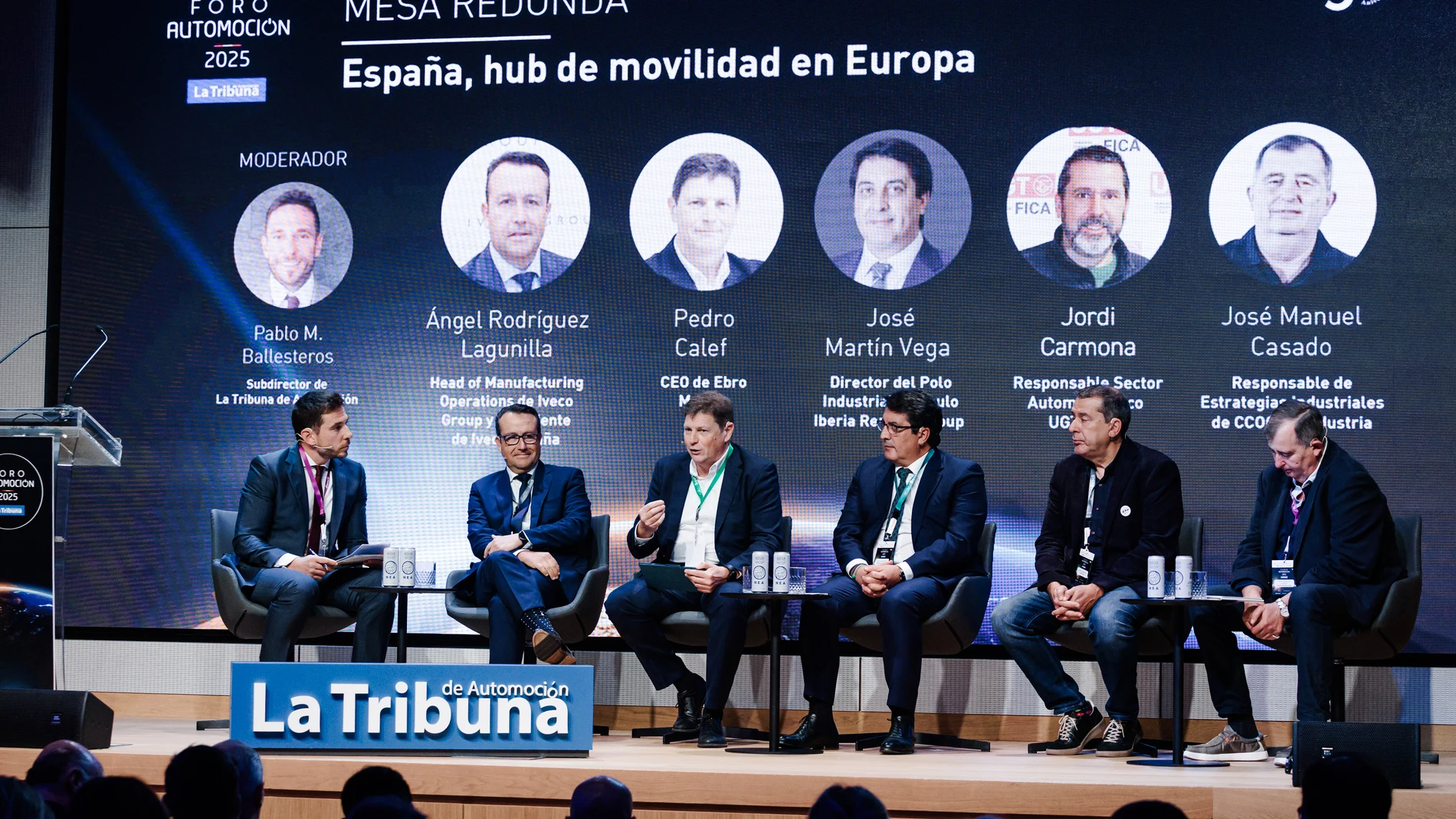 (i-d) El subdirector de la Tribuna de Automoción, Pablo M. Ballesteros, el Head of Manufacturing Operations de Iveco Group, Ángel Rodríguez Lagunilla, el Director Industrial Renault Iberia Vehiculo, José Martín Vega, el responsable del Sector Automovilistico UGT FICA Estatal, Jordi Carmona, y el responsable de estrategias industriales de CCOO industria, José Manuel Casado, interviene durante el Foro de Automoción 2025, en el Meeting Place, a 12 de noviembre de 2025, en Madrid (España). El Gru...